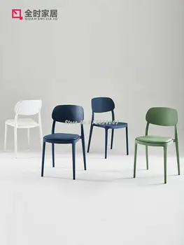Современные простые пластиковые стулья могут комплектоваться бытовыми спинками, табуретками, обеденными столами для взрослых, стульями для ресторанов и
