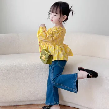Весенне-осенний новый костюм для девочек: желтый топ с рукавами-пузырями в цветочек + узкие джинсовые брюки-клеш из двух предметов с бесплатной доставкой.