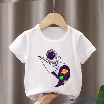 Новая футболка для мальчиков, милый астронавт, летающий бумажный самолет в космосе, детская одежда с мультяшным принтом, Летние футболки для девочек, забавная детская одежда